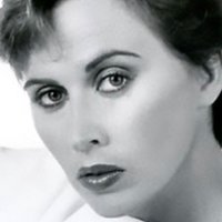 Kate Nelligan Nahé